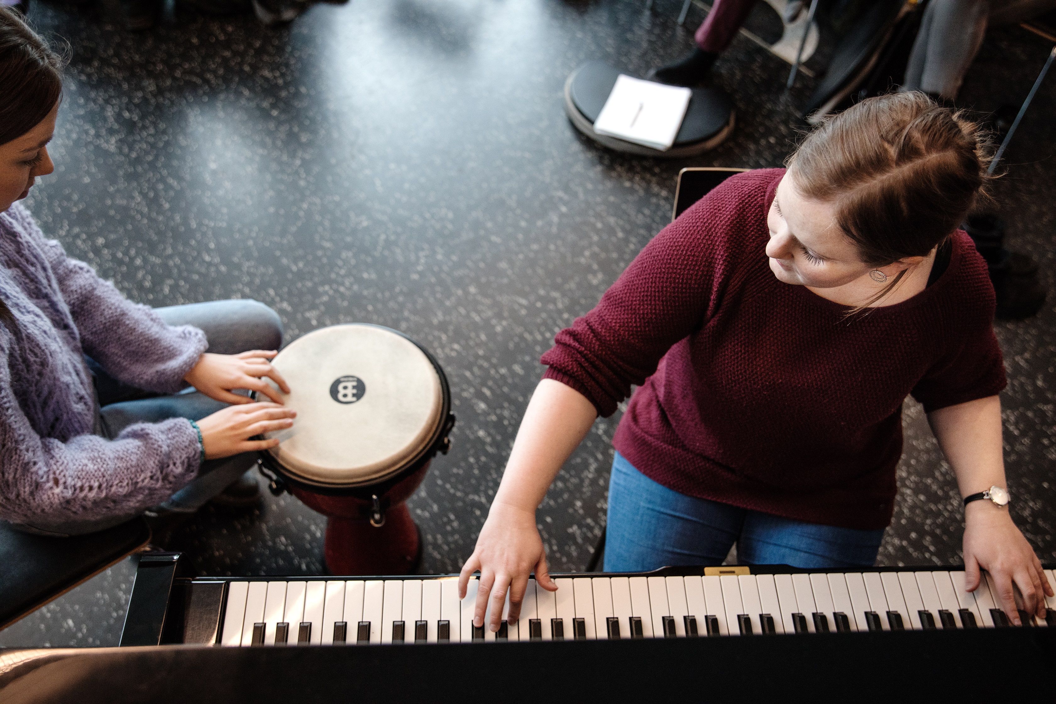 To musiker, på henholdsvis tromme pg piano.