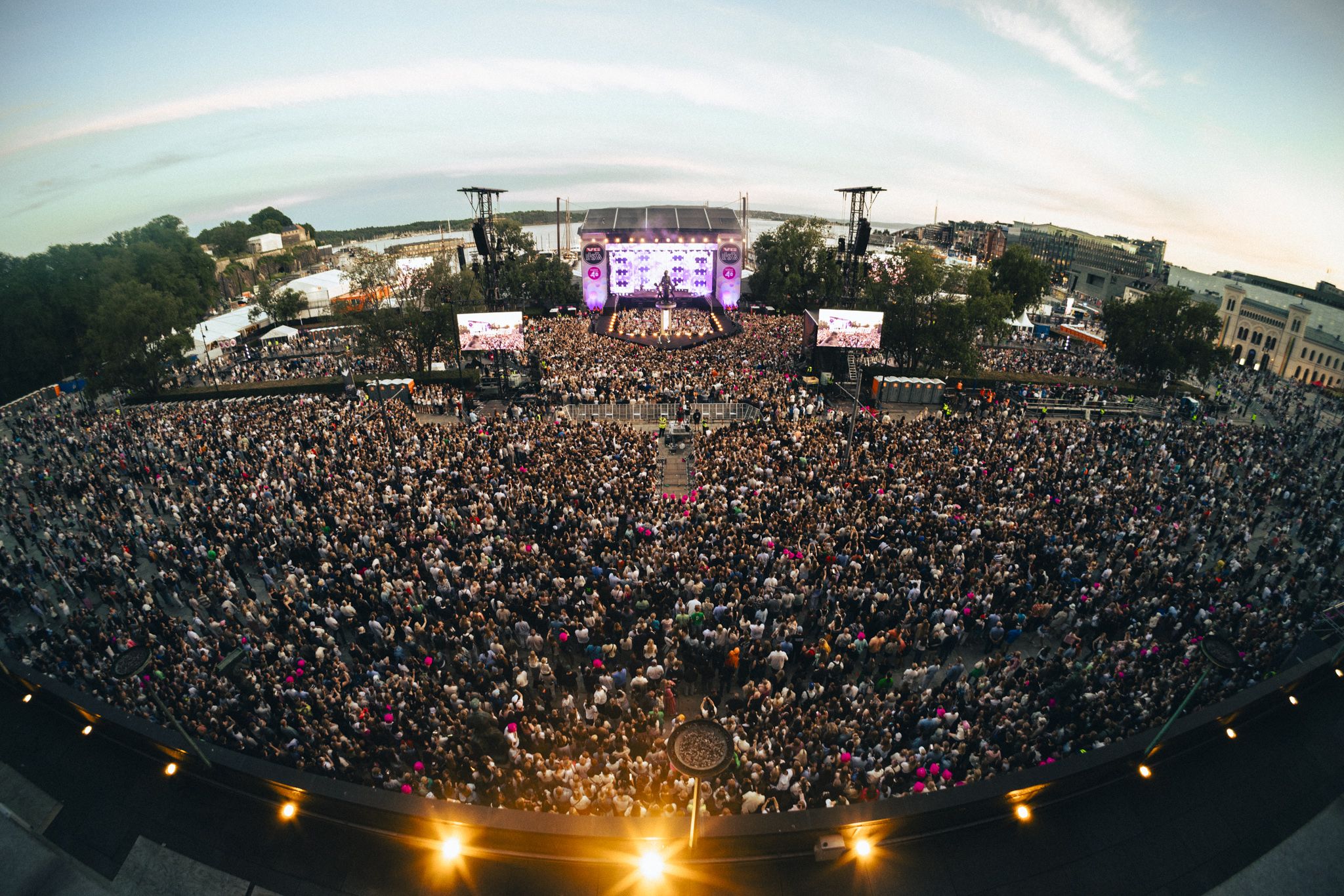 Konsertpublikum på Rådhusplassen i Oslo.