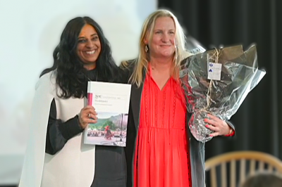 Statsråd Lubna Jaffery (t.v.) og utvalgsleder Sigrid Røyseng.