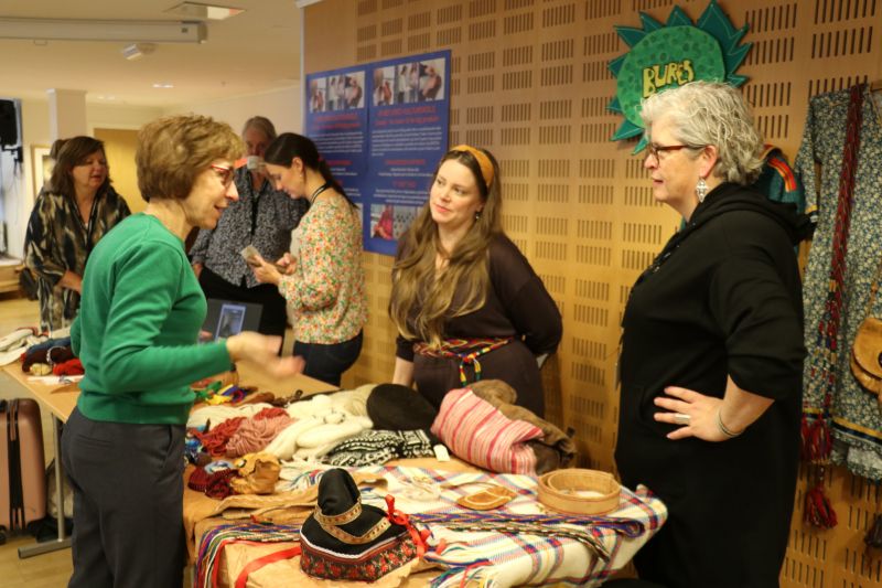 Tre kvinner i samtale om  tradisjonshåndverk.