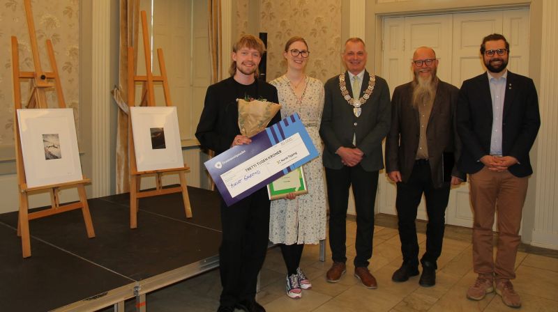 Drømmestipendvinner og tidligere kulturskoleelev August Grøstad som fikk stipendet i kategorien visuell kunst. Her flankert av Ingvild Skyberg fra Norsk Tipping, ordfører Frank Pedersen, Anders Rønningen fra Kulturskolerådet og kommunestyrerepresentant Trygve Børsting (Hovedutvalgsleder for kultur, idrett og folkehelse)