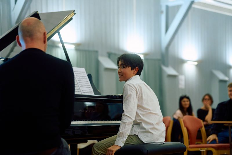 Elev og lærer ved pianoet. Foto: Yrjan Sundfør Rodrigues